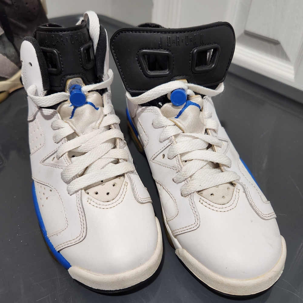 Jordan 6 Retro, Boys 4.5, White and Blue Sneakers